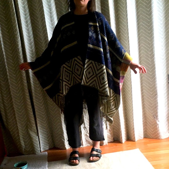 Reversible Cape with diamond pattern fringe - Picture 2 of 11